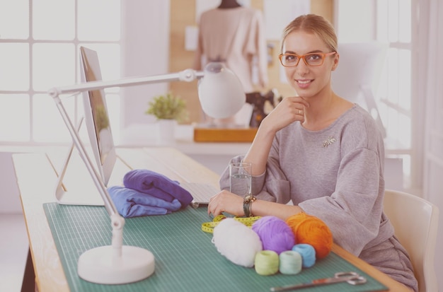 Kobieta haftująca przy stole